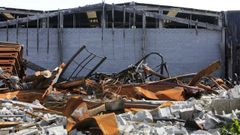 Los restos de la nave de Fra�n, un mes despu�s del incendio, sin previsiones de ser retirados