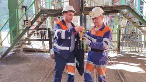 el visitante 15.000 (d), Sergio Bret�n, de Calahorra ha descendido hoy a las entra�as del Pozo Sot�n, catedral minera ubicada en San Mart�n del Rey Aurelio.
