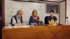 La diputada del Grupo Mixto en la Junta General del Principado de Asturias, Covadonga Tom�, junto a los representantes de CSI, Juan Manuel Mart�nez Morala, y de AMA Asturies, Adri�n Garc�a