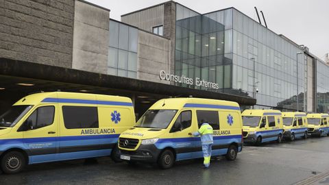 Ambulancias del 061 en las urgencias del CHUS, en Santiago