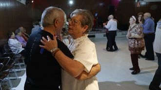 Una pareja de mayores en la actividad de baile del centro de Monelos, A Coru�a, en el 2024