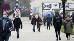 Transe�ntes con mascarilla en una calle de Monforte, en una fotograf�a de hace unos d�as