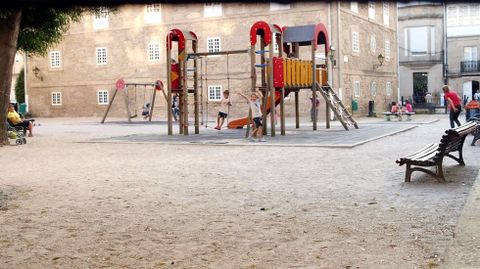 En una imagen de archivo, el edificio de los juzgados de Padrón, con el parque infantil anexo