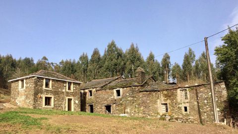 La más pequeña de las cuatro casas de la aldes ya ha sido restaurada, pero le robaron la cocina y el baño