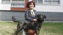 Sara Cruz, junto a su perro, sufri� un encontronazo con jabal� la pasada semana.