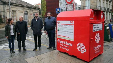 Uno de los contenedores que C�ritas tiene en Vilagarc�a
