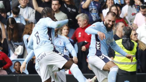 Ilaix Moriba y Borja Iglesias, celebrando un gol del segundo frente al Valencia.