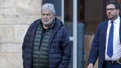 El exnarcotraficante gallego Laureano Oubia (i) conversa con su abogado a su llegada este martes, a la Audiencia Provincial de Oviedo