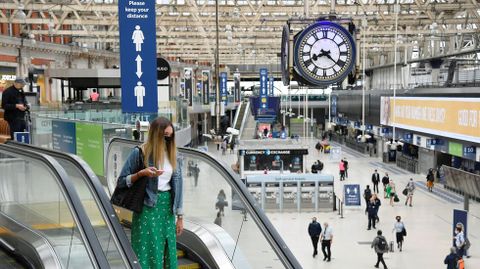 Pasajeros durante la hora punta de la ma�ana en la estaci�n de Waterloo en Londres