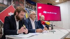 Miguel Fernández (en el centro) se pronunció acerca de la llegada de los menores migrantes tras la rueda de prensa de este jueves