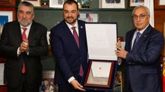 Adri�n Barb�n recoge la Placa Ol�mpica al M�rito Deportivo que el COE concede al Gobierno de Asturias a propuesta de la Federaci�n Espa�ola de Pirag�ismo