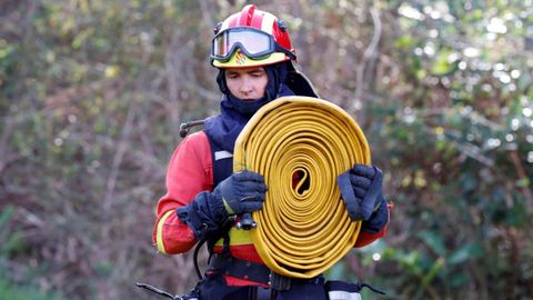 Miembros de la Unidad Militar de Emergencias (UME) tras participar en la extincin de un incendio en Naves 