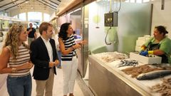 De izquierda a derecha, la delegada de la Xunta, el primer teniente de alcalde y la concejala de Mercados, ayer. 