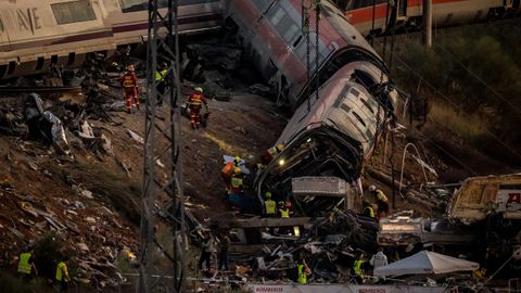 Efectivos de la UME y de otros equipos de emergencias trabajando en el lugar de la tragedia