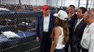 Trump, DeSantis y la secretaria de Seguridad Nacional, Kristi Noem, en el centro de detencin Alcatraz Caimn, en Florida