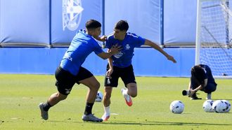 Diego Villares y Samu Fern�ndez, durante un entrenamiento del Deportivo en Abegondo