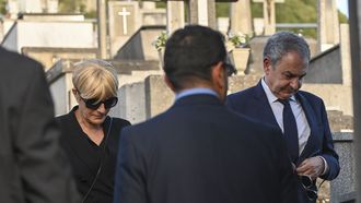 El expresidente del Goberno Jos&eacute; Luis Rodr&iacute;guez Zapatero, llega junto a su mujer, Sonsoles Espinosa, al entierro de su padre en La Pola de Gor&oacute;n, Le&oacute;n