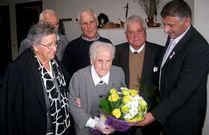 Celia Bibi�n recibi� flores de manos del alcalde acompa�ada de su sobrino, hermano y cu�ada.