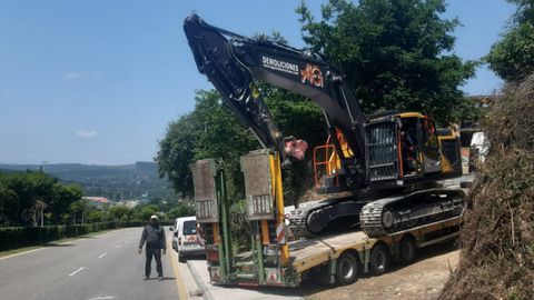 La excavadora pequeña que ayudará a derribar el Garañón ya está en la parcela