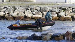 Los GEAS, el 4 de diciembre, llegando al muelle de Portos�n despu�s de inspeccionar la zona en la que apareci� el hueso