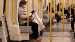 En el metro de Londres, los pasajeros se protegen con mascarilla y guardan una distancia prudencial