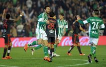 La expulsi�n de Jonny facilit� el trabajo para que Jorge Molina terminase empatando para el Betis. 