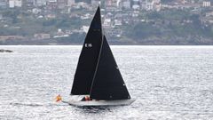 Juan Carlos I, esta semana alejándose del puerto de Sanxenxo, a la caña del Bribón