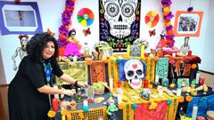 La mexicana, Julia Acevedo, lleva a�os haciendo altares de muertos en Vigo.