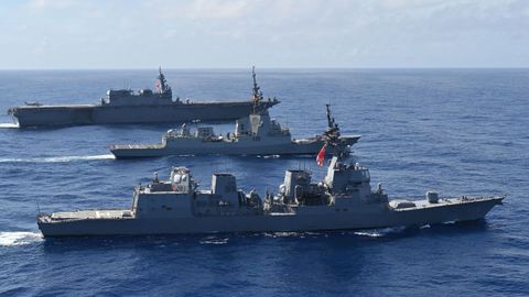 La Méndez Núñez navegando con las dos unidades de la Armada de Japón.