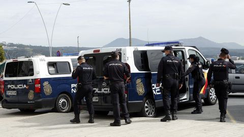REDADA Y REGISTRO EN UN PISO DEL MALECÓN DE RIBEIRA EN UNA OPERACIÓN ANTIDROGA, POLICIA NACIONAL