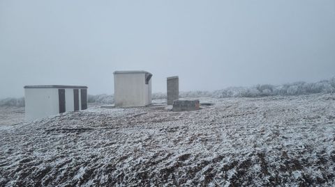 Primera nevada de la temporada en la estacin de esqu de Manzaneda.