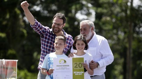 El alcalde de Culleredo, Julio Sacrist�n, entreg� el Premio Provincia de Ourense de Voz Natura al CEIP Padre Crespo de Xunqueira de Amb�a, que recogieron el director y coordinador del proyecto, Xavier P�rez Gallego, y los alumnos Ainara Nogueira Blanco y Xi�n Prol Mozo

