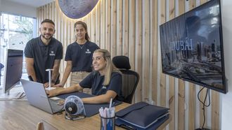 Nuevos en la ciudad. Miguel ngel Vzquez abri este verano la primera oficina en Galicia de Pangea, firma con sede en Madrid especializada en viajes personalizados por todo el mundo
