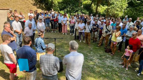 Barb�n, al fondo a la derecha, entre los asistentes a La Camperona