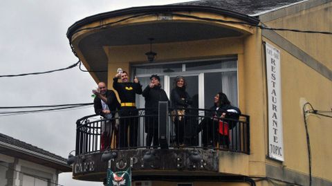 Algunos siguieron el desfile incluso desde los balcones y disfrazados