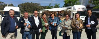 Balseiro y Villares, en los extremos, repartiendo propaganda. 