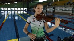 Julieta Cabanelas practica con su viol�n en la piscina Rosario Due�as