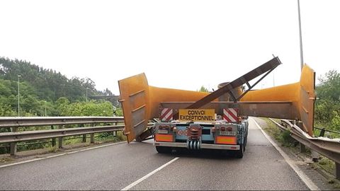 Corte en la A-8 porque un cami�n perdi� la carga