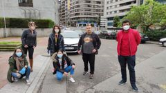 Voluntarios ourensanos a la entrada del comedor social de C�ritas