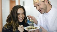 Dionisio G�mez, cocinero del CEE Nuestra Se�ora del Rosario de A Coru�a, con Lola, una de las alumnas del centro