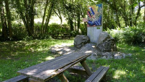 A quienes se adentren en los senderos de Esmelle, en Ferrol, el mago Merl�n los acompa�ar� durante el descanso