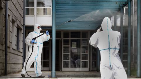 19 de marzo, d�a 5 de confinamiento. En estos primeros d�as de cuarentena, a muchos ciudadanos les sorprendieron escenas como esta. Operativos de la Brilat y de las fuerzas de seguridad desinfectan edificios y, a pie de calle, evitan con patrullas diarias la presencia de peatones no autorizados en las v�as p�blicas