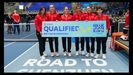 Jssica Bouzas, a la izquierda de la imagen, junto a sus compaeras y capitana del equipo nacional de Espaa de tenis sosteniendo el cartel que acredita su clasificacin para la final a ocho de la Billie Jean King Cup