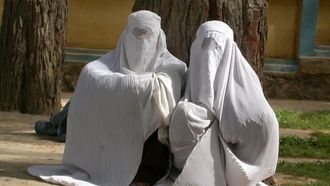 Dos mujeres vestidas con burka en la calle.