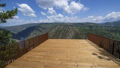 Una tirolina iba a enlazar el mirador del Duque, en la foto, y del de Matac�s, del otro lado del ca��n del Sil