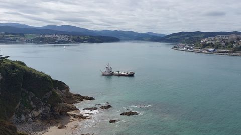 La draga trabajando en la zona asturiana de la r�a; el escaso calado es uno de los problemas que debe afrontar Gond�n, y m�s en botaduras como la que se avecina