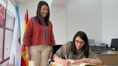Imagen de archivo de la rectora de la USC, Rosa Crujeiras, firmando en el Libro de Honor del Concello de Ribeira, en presencia de la alcaldesa Mar�a Sampedro