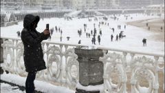 Playa de la Concha, en San Sebasti�n, cubierta por la nieve