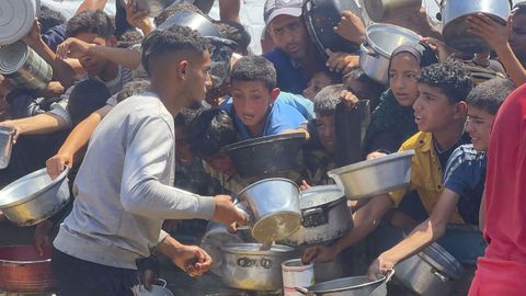 Niños pelean por comida para sobrevivir en Jan Yunis, en Gaza