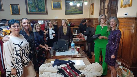 Preparativos para el desfile en una de las salas del Casino Ferrolano